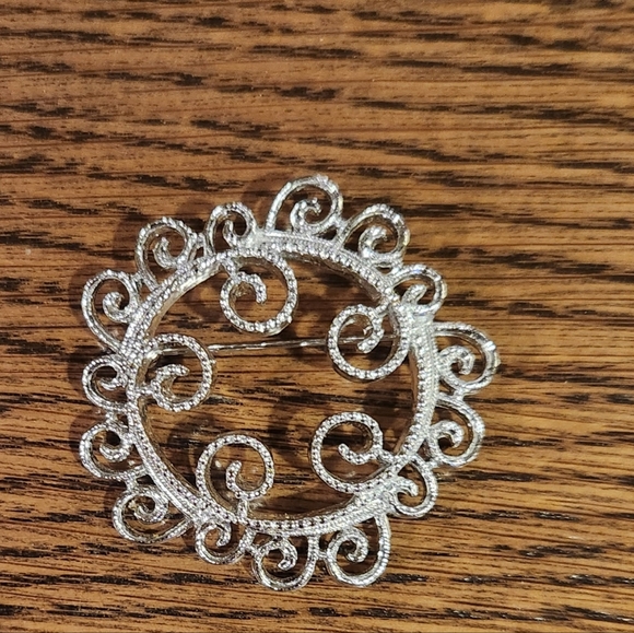 Vintage Sarah Coventry "Silvery Mist" Openwork Brooch Pin 2" EUC - Picture 1 of 4